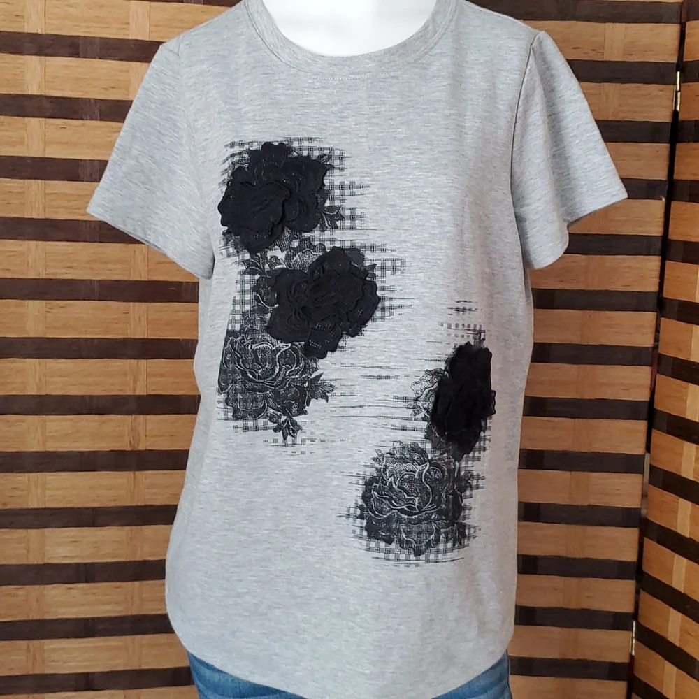 EUC! Simply Vera Wang raised rose tshirt - Picture 6 of 9